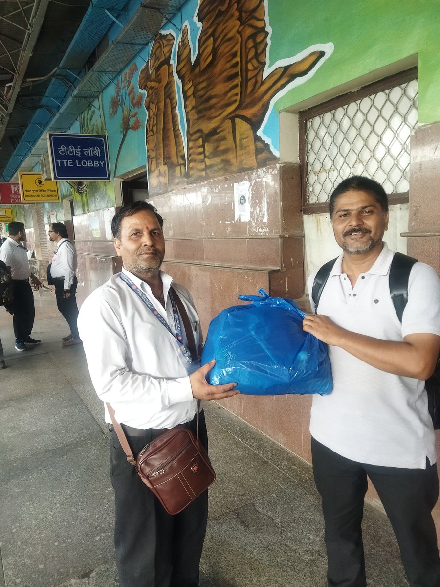irtcsobpl's tweet photo. @RailMinIndia @RailwaySeva @AshwiniVaishnaw @IR_CRB @gmwcrailway @BhopalDivision @RPF_INDIA @srdcmbpl sir on dt-12/09/2025 shree pramod chourasiya TE Bpl handed over a left luggage to passenger at Bpl from train.no-11057.
Passenger was very happy with act of TTE staff.
Well done https://t.co/recOUatv9N