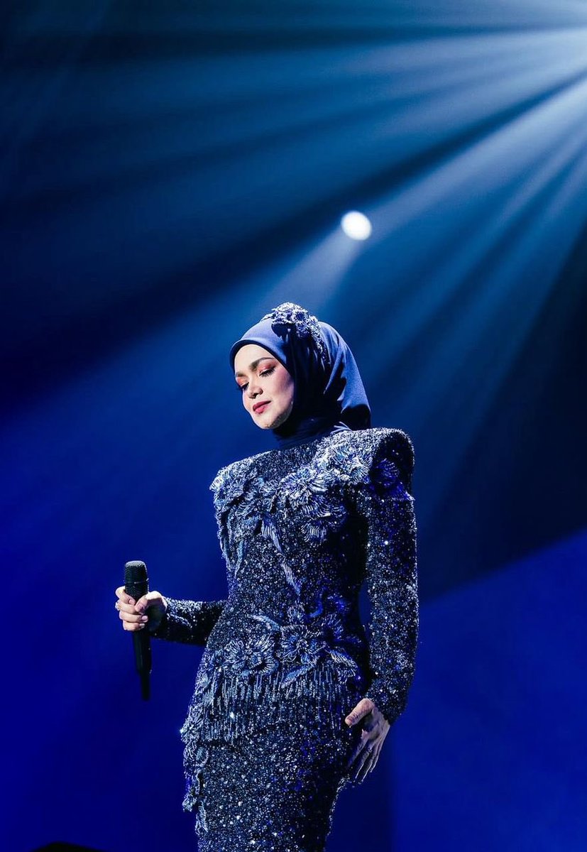 IniAlalalannn's tweet image. Trofi datang dan pergi, anugerah boleh berpindah tangan. Semuanya soal rezeki. Tapi cinta yang terkumpul dari jutaan hati rakyat Malaysia, itu akan jadi milik Siti Nurhaliza sejak dulu sampai kini dan hingga selamanya.  #AIM24