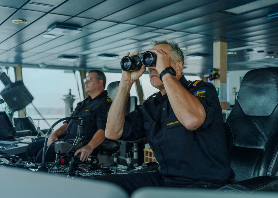 themaritimenet's tweet image. Under mysterious flags, rusty tankers cruise the Baltic Sea, avoiding penalties and increasing the risk of environmental disaster. Who covers the spill when there is no insurance?

#maritime #shadowfleet #balticsea #oilspill #environmentalsafety #shipping