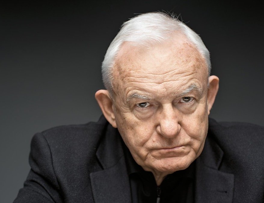 "Lepiej edukować seksualnie dzieci w szkole, niż na kolanach proboszcza."
Rzadko zgadzam się z tym panem, ale tym razem w 100%.🎯