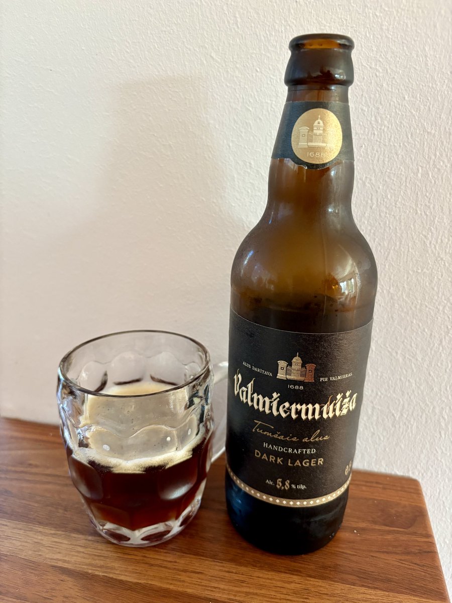 Latvian tuliaisia. Valmiermuiza dark lager. Olvi on kuulemma ostamassa tätä panimoa