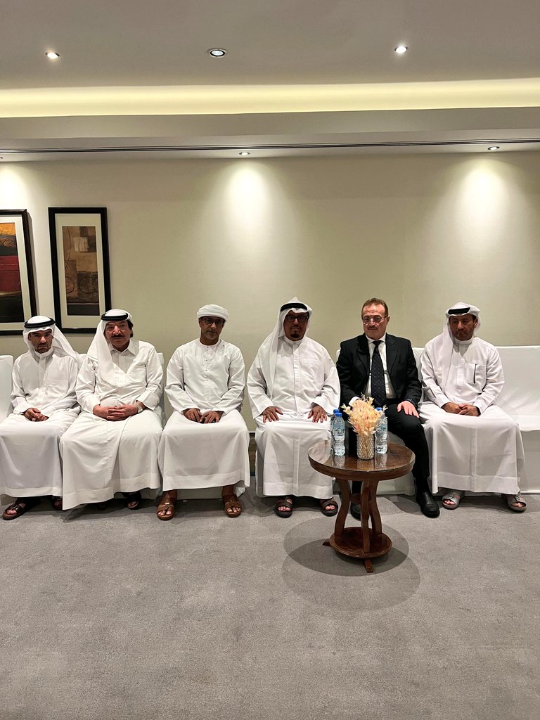 قدم معالي الفريق ضاحي خلفان تميم، نائب رئيس الشرطة والأمن العام في دبي، واجب العزاء والمواساة بوفاة المغفور له بإذن الله تعالى، سليمان حسين أحمد، والد الدكتور ماهر سليمان.
وعبر معاليه خلال تقديمه واجب العزاء في مجلس عزاء أهل الفقيد الذي أقيم في دبي اليوم، عن خالص تعازيه لأسرته