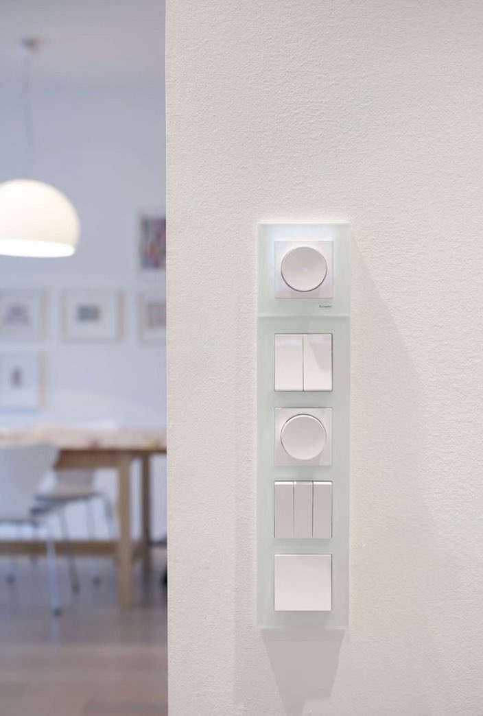 #تأسيس_المفاتيح

اصبح تأسيس مفاتيح الأنارة وملحقاتها من عناصر الجمال بالمنزل

اذا رغبت تؤسسها كما في الصورة :

1. الأبتعاد عن حافة الباب 20 سم  أثناء التأسيس 
2. ترتيبها بالشكل الطولي أجمل
2. اذا كانت كثيره المفاتيح تؤسس بشكل مربع فوق بعض 
4. تدمج مفاتيح السمارت إن وجدت والتكييف