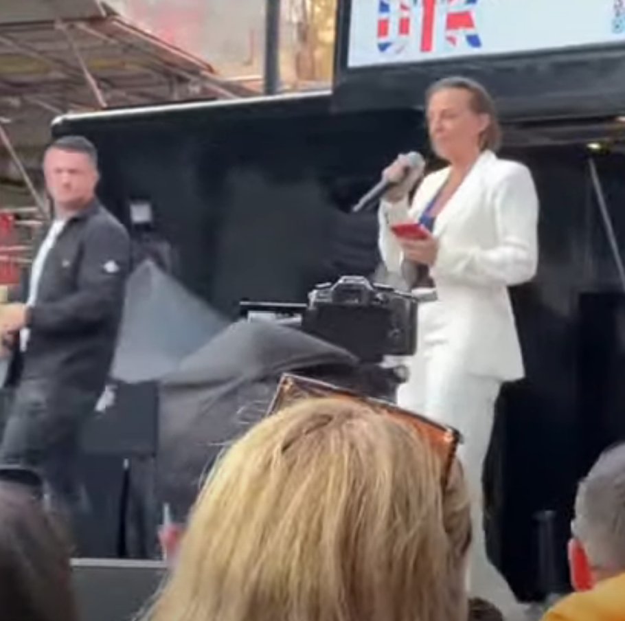 Here's Sarah White again the Epping Forest #ReformUK branch Treasurer who was arrested and charged after a recent hotel protest. This time she's one of the backing group for Tiny Tommeh at his London hate-fest. #londonprotest