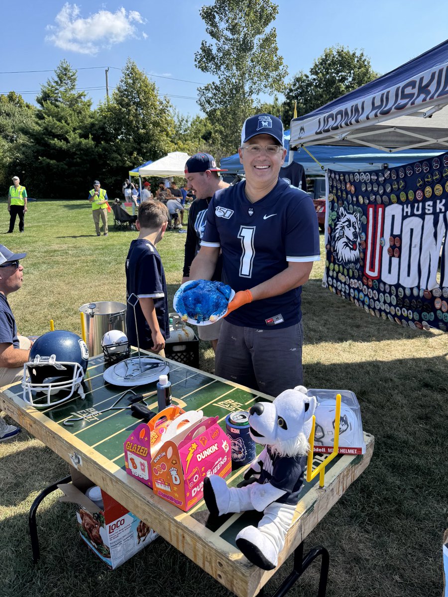 MarcjzHARTFORD's tweet image. The @SonsOfNutmeg have landed at @Delaware_FB for our award-winning tailgate on the grass field! Lets go @UConnFootball!! #BlockC #HuskiesOverEveryone @KSOB9188 @mkabs320