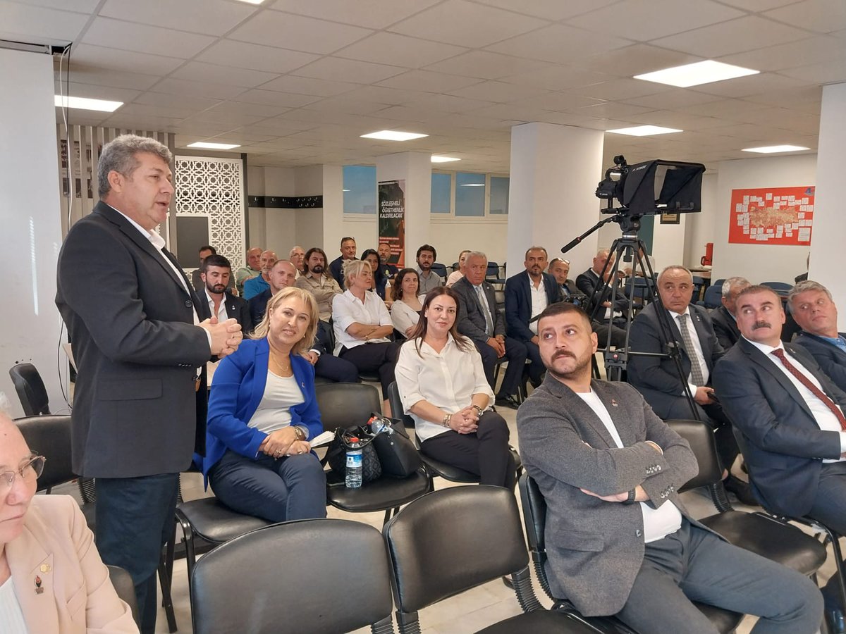 O_PEHLIVANOGLU's tweet photo. Zafer Partisi Sivil Toplum Kuruluşları Komisyonu bugün Ankara'da geniş katılımlı bir toplantı yaparak STK'lar ile kurulacak ilişkiler konusunda bir yol haritası belirledi... 
Türkiye'nin geleceğinde milli ve yerli STK'lar önemli rol oynayacaktır... 
#ZaferPartisiHerYerde
@umitozdag 
@zaferpartisi