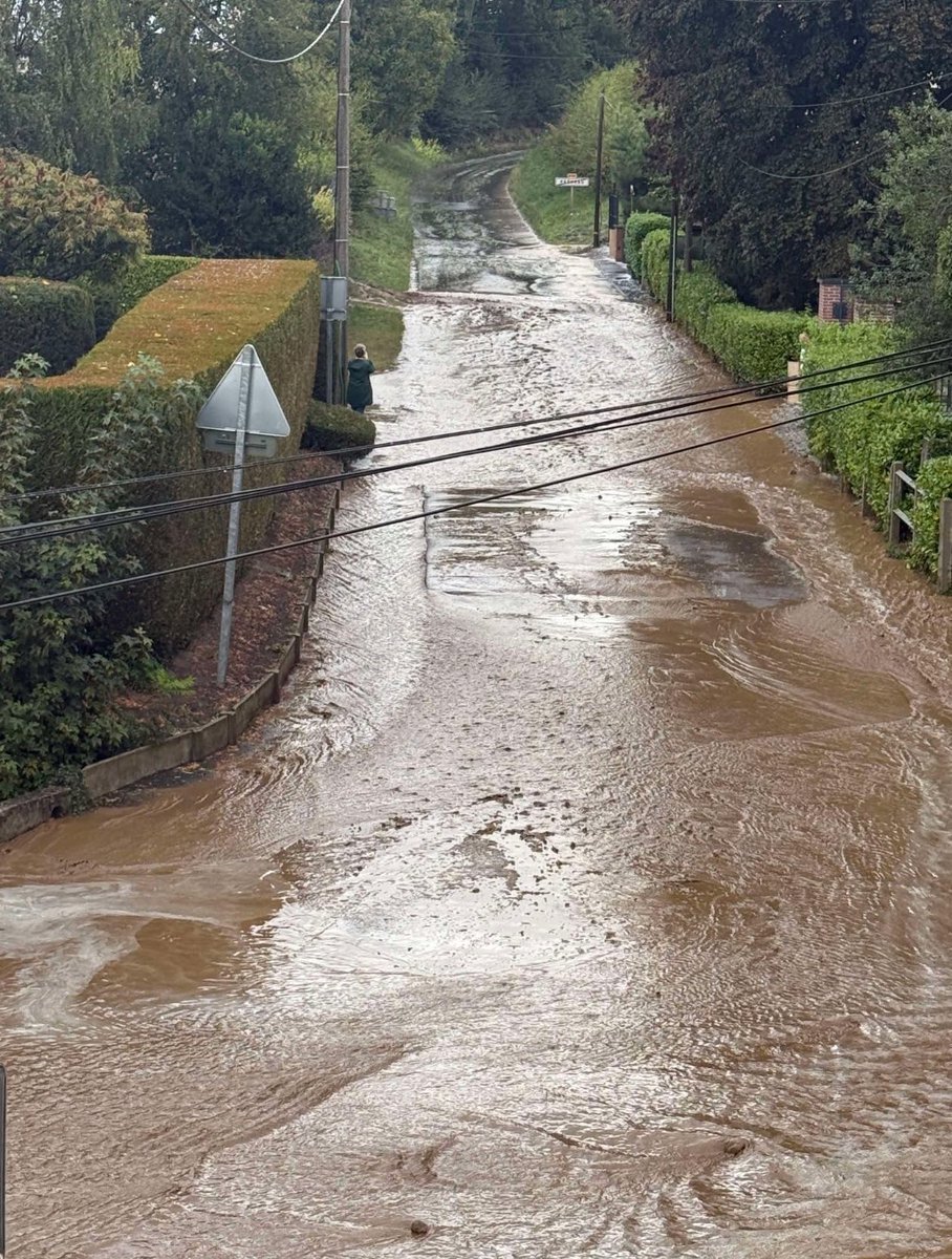 VigipreventionM's tweet photo. ⛈️• Une forte activité #orageuse traverse actuellement les #HautsDeFrance et se décale progressivement vers le #Sud. Dans le Pas-de-Calais, déjà marqué par d’importantes #précipitations au cours des 72 dernières heures, plusieurs cours d’eau réagissent, sans toutefois présenter de risque majeur pour le moment. De nombreux secteurs ont connu des #inondations localisées sous des #pluies intenses, et de la petite #grêle a également été observée par endroits. #Orage #Orages
{📸: @ SylvainMasquelier
Preseau 59990 collées de boue}
{@ meteociel}