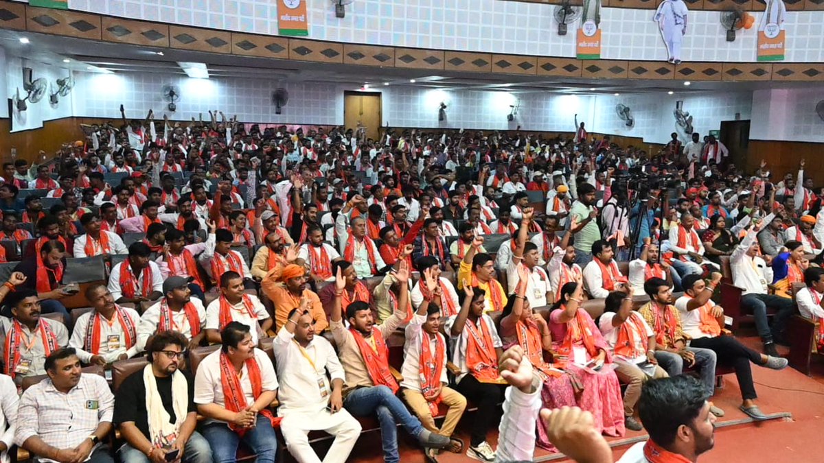 मोदी मित्र बनने के लिए:  95 82 157 157 पर मिस्ड कॉल दें

आज पटना के रविन्द्र भवन में भारतीय जनता पार्टी सोशल मीडिया एवं आई.टी. विभाग द्वारा आयोजित “मोदी मित्र डिजिटल योद्धा अभियान” का शुभारंभ हुआ। 

यह अभियान सिर्फ़ एक कार्यक्रम नहीं, बल्कि विचार और संकल्प की वह शक्ति है जो