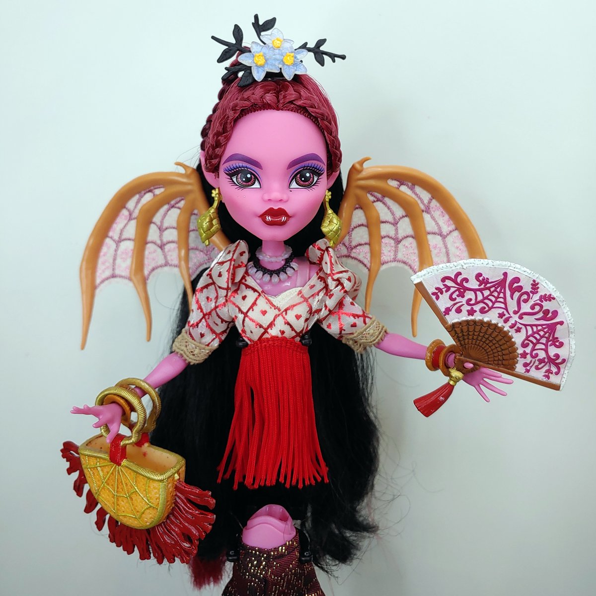 IGdolljunk's tweet photo. I don't get why Monster High is so obsessed with figure hugging skirts but I think capris were a better fit for Corazon's gimmick https://t.co/Qfx2SCldQ7