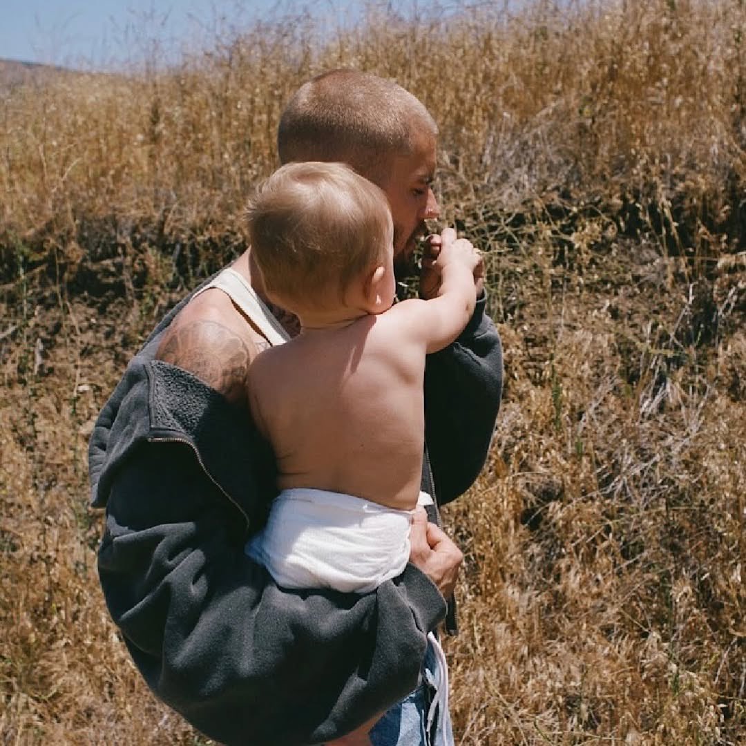 G0vQVxFbcAUEqps?format=jpg&name=medium Justin Bieber Frequently Shares Adorable Photos of His Son, Melting Fans’ Hearts