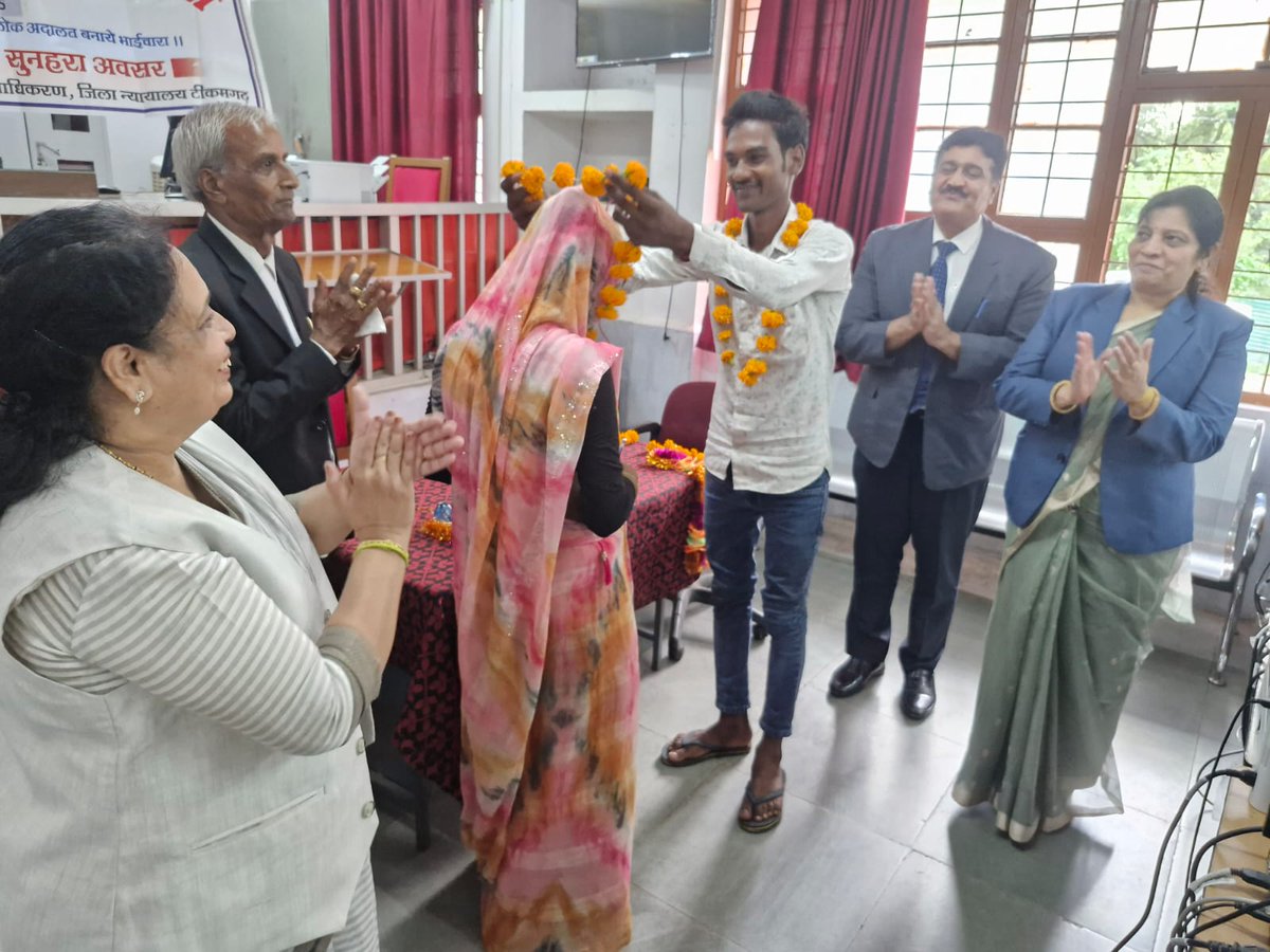 नेशनल लोक अदालत में कुटुम्ब न्यायालय टीकमगढ़ खण्डपीठ के पीठासीन अधिकारी श्री शमरोज खान एवं खण्डपीठ के सदस्य के द्वारा आवेदिका एवं उसके अनावेदक पति को समझाये जाने पर दोनों पक्षकार आपसी सहमति से साथ रहने के लिए सहमत हुए।
<a href="/JansamparkMP/">Jansampark MP</a> 
#JansamparkMP 
#tikamgarh