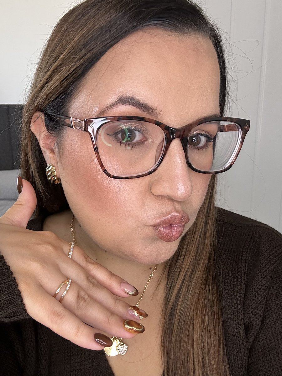 ChelsieHun_'s tweet image. Love this make up look! 🤎