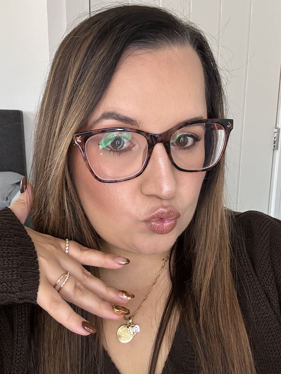 ChelsieHun_'s tweet image. Love this make up look! 🤎