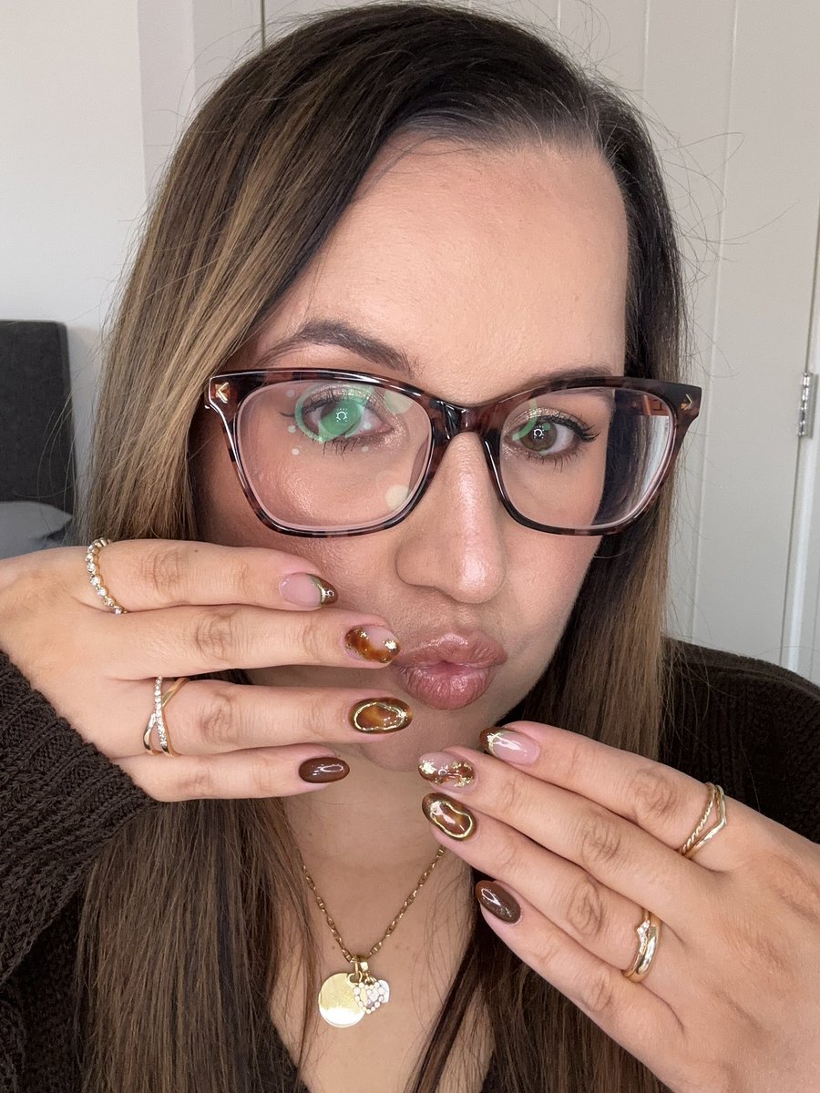 ChelsieHun_'s tweet image. Love this make up look! 🤎