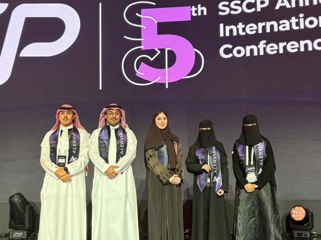 dsa_ut's tweet photo. من بين 500 فريق يسطع اسم طلاب جامعة تبوك في هاكاثون MicroMaker ضمن أفضل 10 فرق في مؤتمر الجمعية السعودية للصيدلة الإكلينيكية الخامس #SSCP5

بتأهل الطالب ريان البلوي (كلية الحاسبات وتقنية المعلومات) والطالبة شهد البلوي (كلية الصيدلة)، للتصفيات النهائية بمشروع Alervia

#جامعتكم_تفخر_بكم