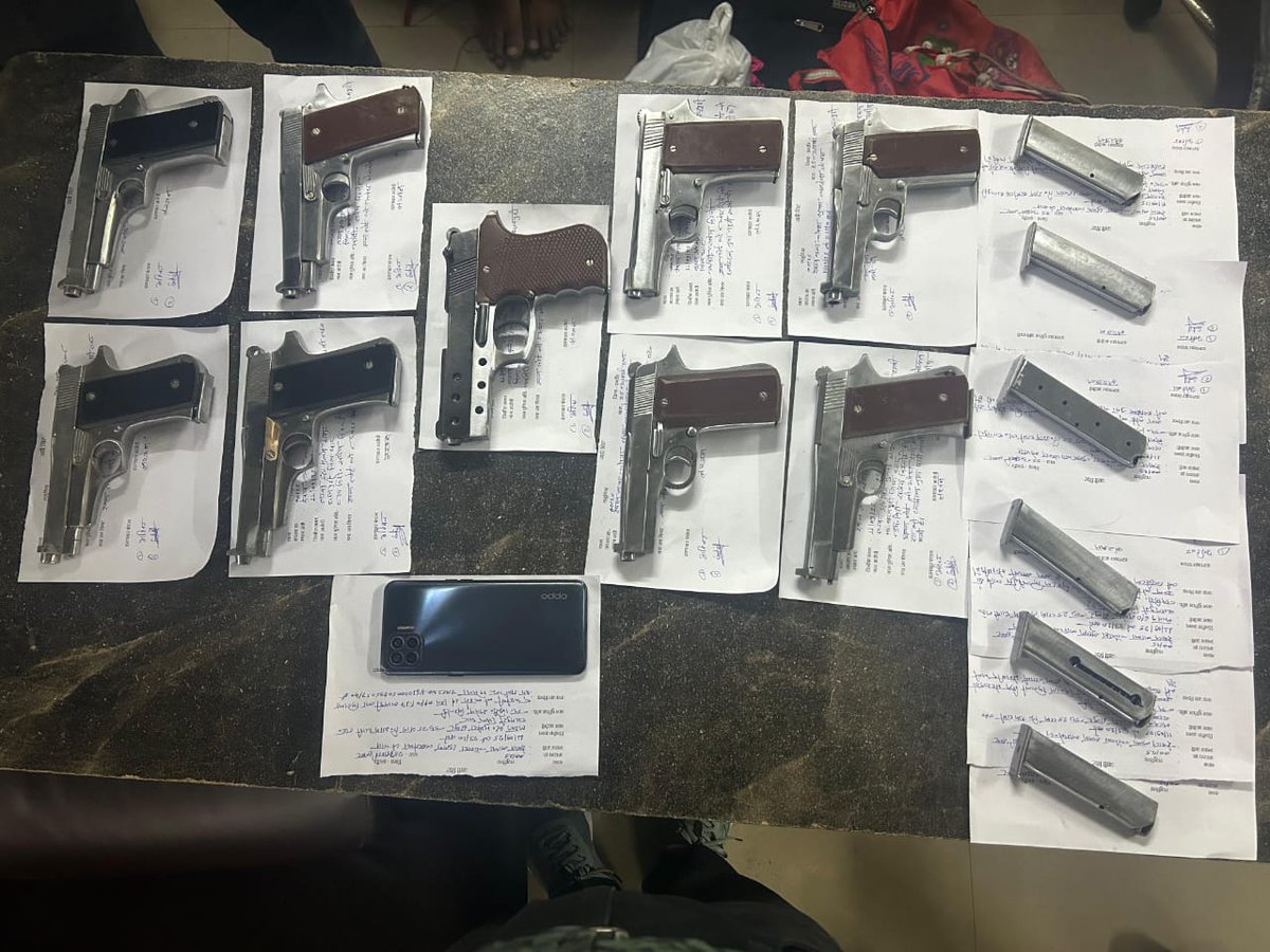 CP_INDORE's tweet image. अवैध हथियारों के जखीरे के साथ आरोपी तस्कर, पुलिस थाना लसूड़िया इंदौर की गिरफ्त में।आरोपी के कब्जे से कुल 9 अवैध देशी पिस्टल तथा 15 खाली मैग्जीन बरामद।
#indorepolice #firearms