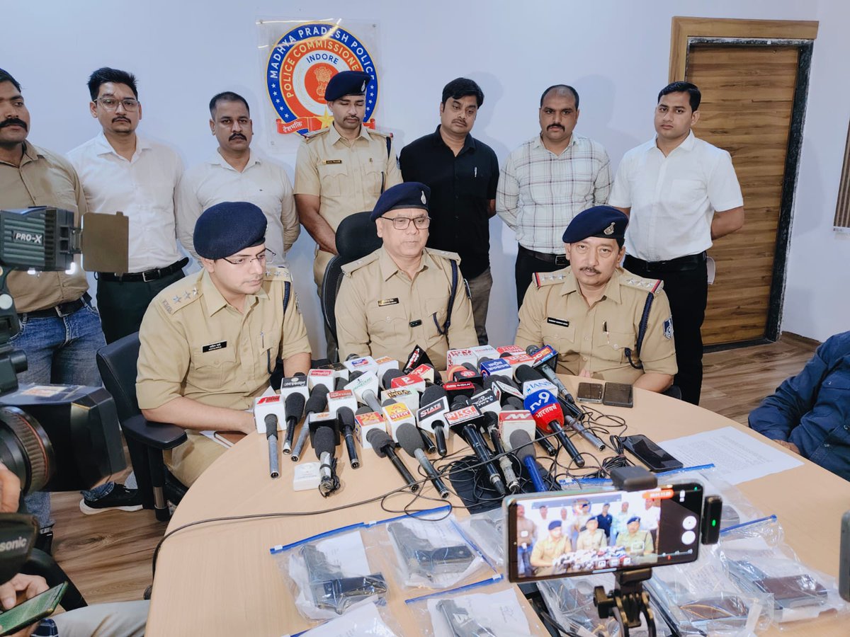 CP_INDORE's tweet image. अवैध हथियारों के जखीरे के साथ आरोपी तस्कर, पुलिस थाना लसूड़िया इंदौर की गिरफ्त में।आरोपी के कब्जे से कुल 9 अवैध देशी पिस्टल तथा 15 खाली मैग्जीन बरामद।
#indorepolice #firearms