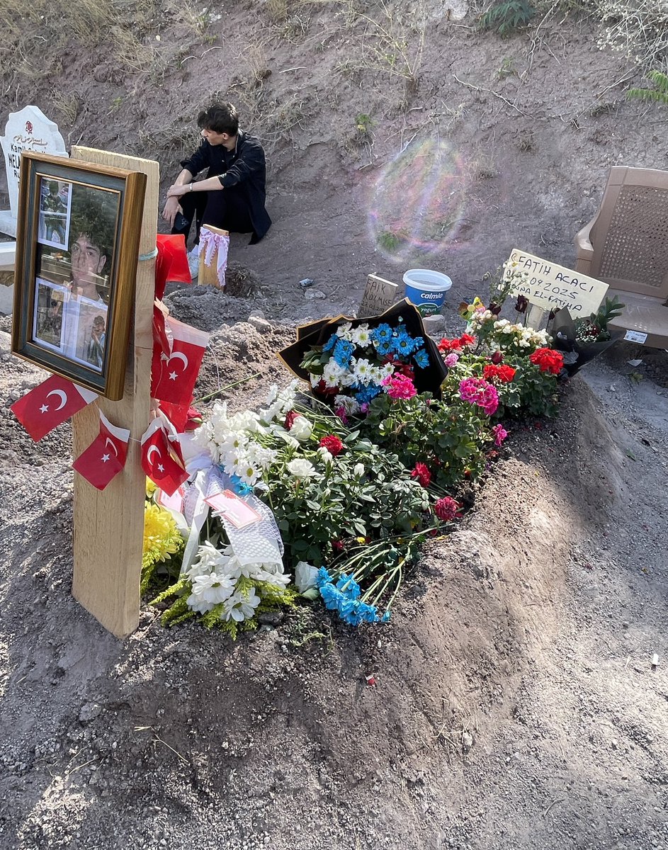 Fatih’imizin mezarını arkadaşları sürekli çiçeklerle balonlarla süslüyor ona çok iyi bakıyorlar çevresi tarafından o kadar sevilen bir çocuktu ki mezarından bile anlaşılıyor lütfen destek olun katili en ağır cezayı alsın 
#fatihacacıicinadalet