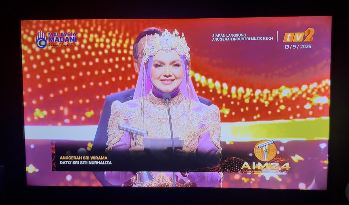 Bukan aku je kan yang menangis dengar ucapan Siti Nurhaliza dapat Anugerah Sri Wirama AIM ni? Sob sob sob 🥲

#sitinurhaliza #aim24