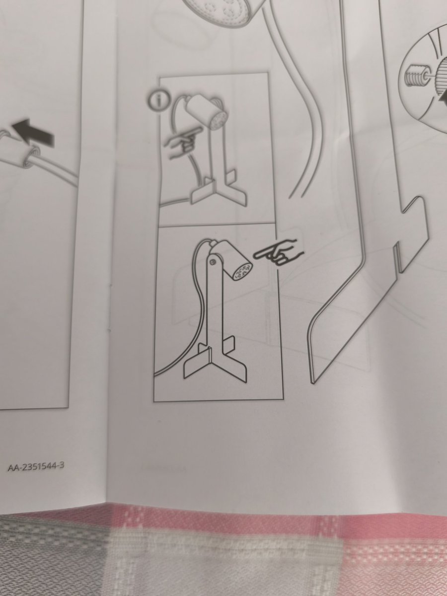 Por favor <a href="/IKEASpain/">IKEA España</a> por qué castigáis a la lampara así, seguro que no ha hecho nada.