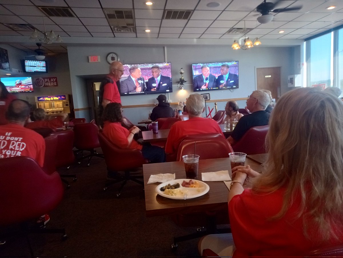 It's Huskers game day at da VFW Post n I's stuck at home wiff a doofus of a lil brofur. Upside is Beagle Daddy promised ta bring us home a hotdoggers. Go Big Red!