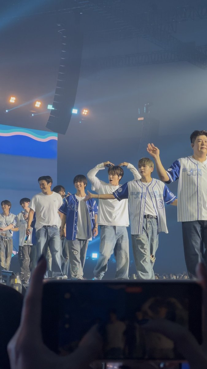 _gyuhyuk's tweet photo. WAAAA THANK YOU SO MUCH FOR TODAY @SJofficial 💙
Kalo kita diberi umur panjang ketemu lagi, ya Ju 🥹 https://t.co/ROguZucGMj