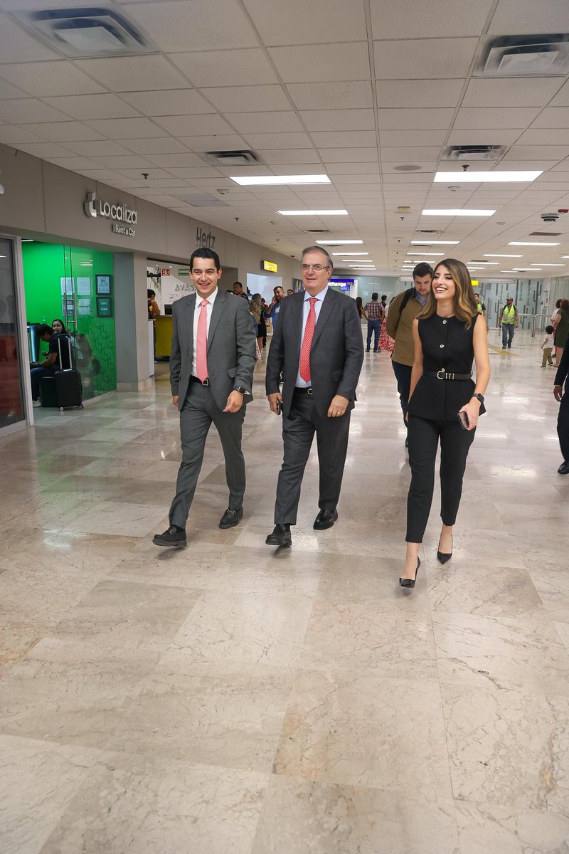 gradillasrob's tweet photo. Está mañana, recibimos al Secretario de Economía  @m_ebrard a su arribo en Hermosillo en el marco del IV informe de Gobierno de nuestro Gobernador @AlfonsoDurazo. 

Su presencia reafirma la coordinación y el trabajo conjunto entre Sonora y la Federación para seguir construyendo un futuro de desarrollo, bienestar y progreso para todas y todos.