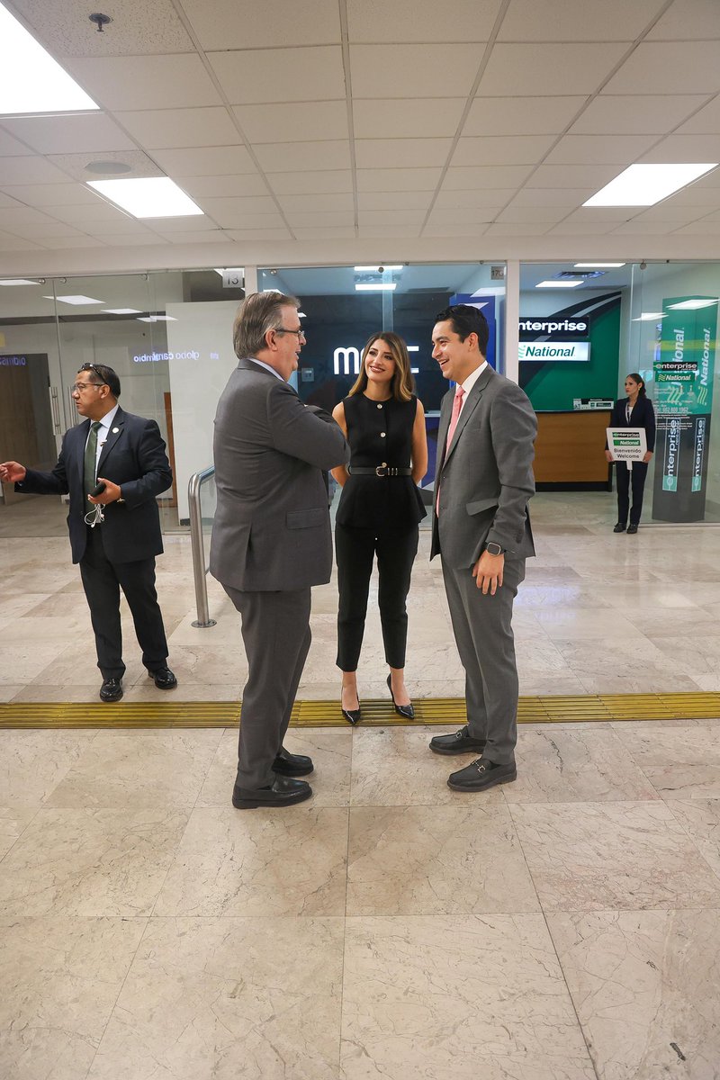 gradillasrob's tweet photo. Está mañana, recibimos al Secretario de Economía  @m_ebrard a su arribo en Hermosillo en el marco del IV informe de Gobierno de nuestro Gobernador @AlfonsoDurazo. 

Su presencia reafirma la coordinación y el trabajo conjunto entre Sonora y la Federación para seguir construyendo un futuro de desarrollo, bienestar y progreso para todas y todos.