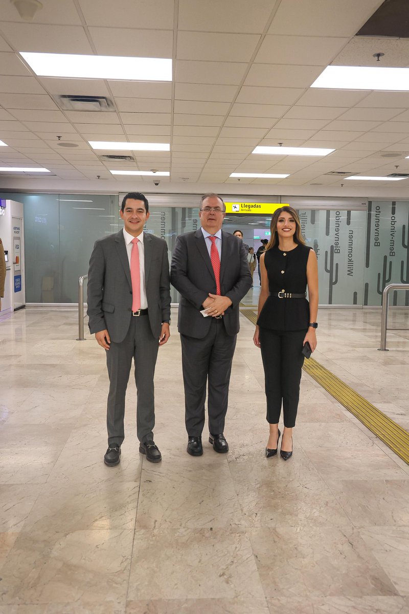 gradillasrob's tweet photo. Está mañana, recibimos al Secretario de Economía  @m_ebrard a su arribo en Hermosillo en el marco del IV informe de Gobierno de nuestro Gobernador @AlfonsoDurazo. 

Su presencia reafirma la coordinación y el trabajo conjunto entre Sonora y la Federación para seguir construyendo un futuro de desarrollo, bienestar y progreso para todas y todos.
