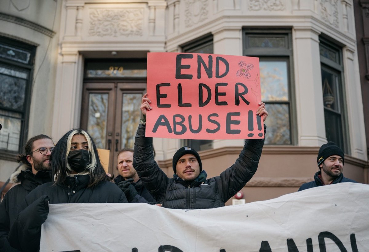 dr. amadi ozier -- abolition, baby (@amadiozier) on Twitter photo 🚨 We defended an elder’s home after a year of extreme landlord harassment! ✊🏾
Crown Heights Tenant Union x Crown Heights Care Collective 👑 <a href="/CHTenantUnion/">CHTU #AbolishRent</a> <a href="/chcarecollectiv/">Crown Heights C.A.R.E. Collective</a>
New zine = full timeline + the steps neighbors took to win 💕
➡️ Download: crownheightstenantunion.org/press/the-figh… 🚨 We defended an elder’s home after a year of extreme landlord harassment! ✊🏾
Crown Heights Tenant Union x Crown Heights Care Collective 👑 <a href="/CHTenantUnion/">CHTU #AbolishRent</a> <a href="/chcarecollectiv/">Crown Heights C.A.R.E. Collective</a>
New zine = full timeline + the steps neighbors took to win 💕
➡️ Download: crownheightstenantunion.org/press/the-figh…