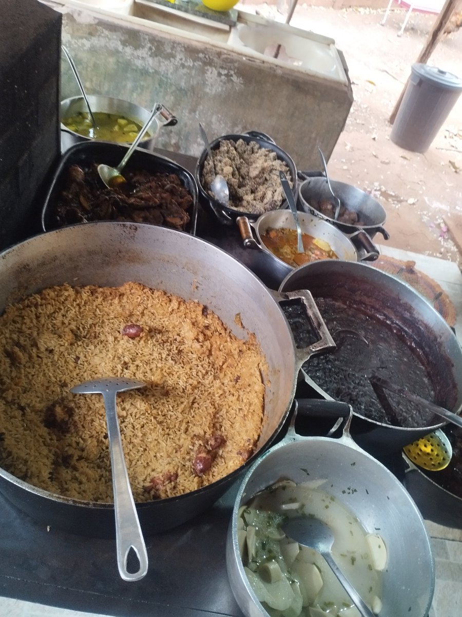 FRademaker's tweet image. Pausa no plantão pra almoçar e ficar de barriga cheia pra assistir o #KingsLendas na melhor stream de todas né @ilhadaslendas.
Rapaz, tô aqui na torcida pela GEnGG do meu mano @esACarry e um dia quem sabe ele não cole aqui pra comer essa comida tradicional de Goiás é pedir muito?