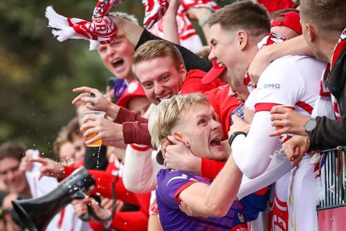 Til hamingju ÞÓR!!🏆
Stúkan tekur extra vel á móti ykkur á næsta tímabili 😘 #DFK 
📸Hafliði B.