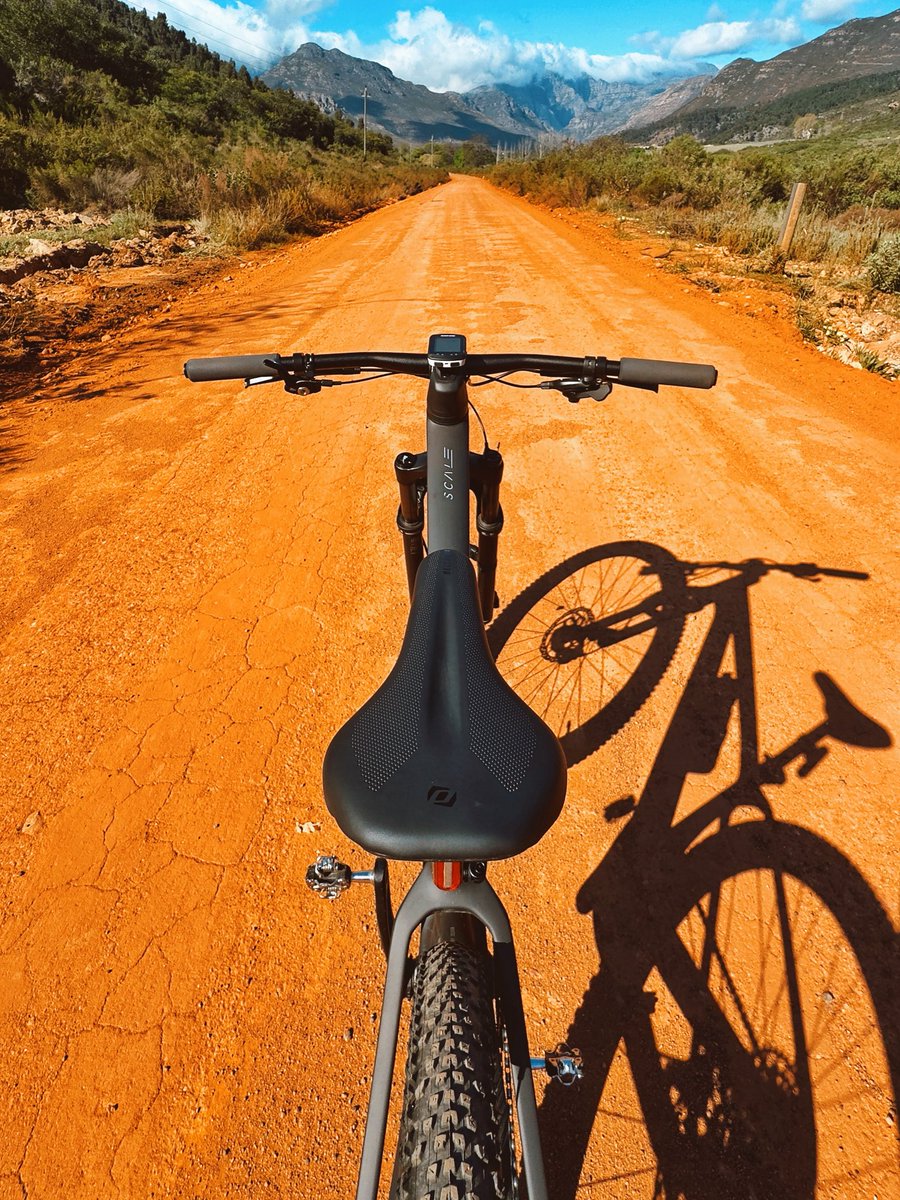 Yolandi_Muller's tweet image. Therapy ⚡️🖤 = 😃

#worldbicycleday #mtb #cycling 
#NOSHORTCUTS #scott2luvit #scottscale940 #mtbgirl #oceaneyewear #morningride #fitness #girlswhocycle #lifestyle #scott #ciovita #franschhoekvalley #stellenbosch #veloracer
