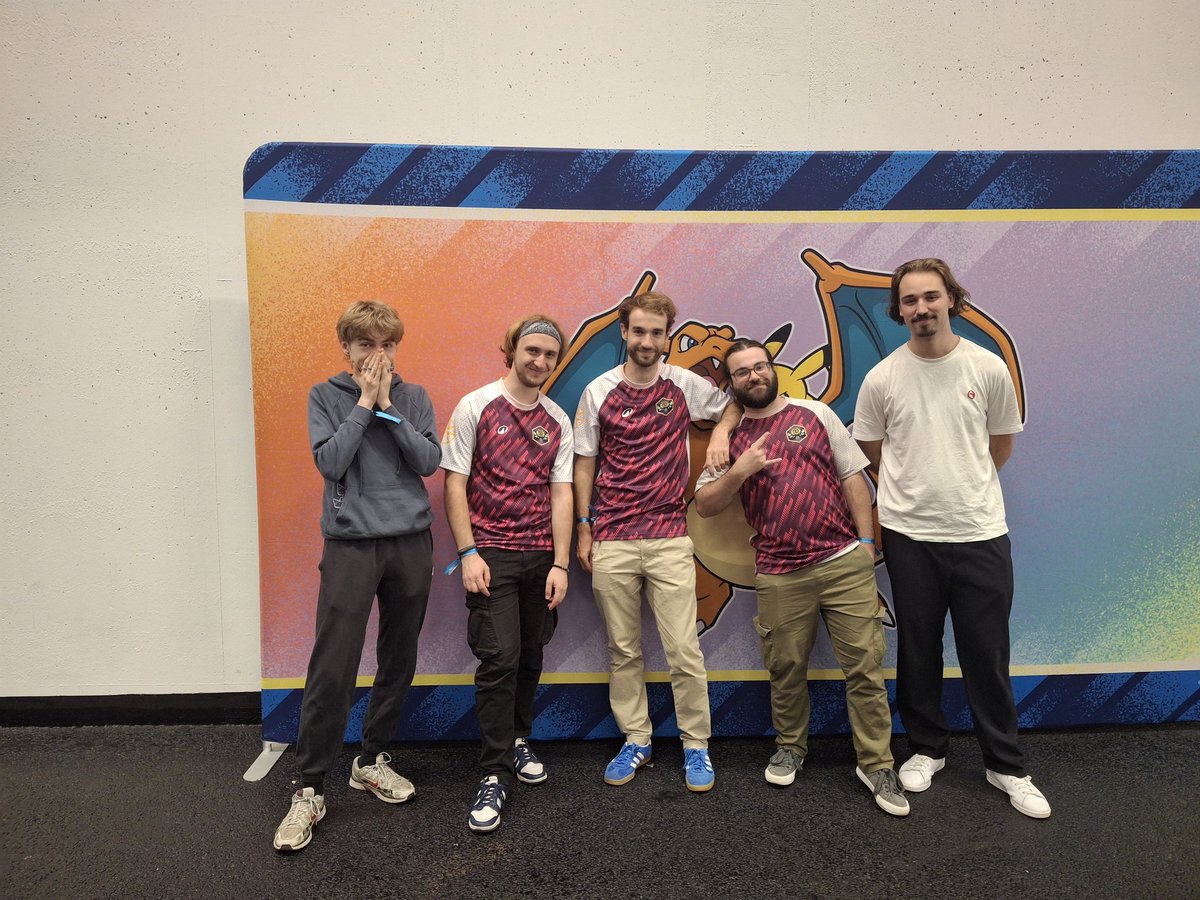 <a href="/luca_vn/">RdV | Vanîllà</a> <a href="/EthoxVGC/">Ethox</a> et <a href="/Guacamou_/">Guacamou</a> qui D2 le premier majors de la saison, que demander de plus ? Énorme perf de nos joueurs qui montrent que la RdV est encore au rdv (vous l’avez ?)
Merci à <a href="/AudricDavid/">DricsVG</a> pour la photo