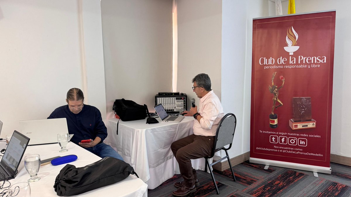 Este sábado, 13 de septiembre, nuestra penúltima lección de la Diplomatura en Inteligencia Artificial.
Tema: mercadeo y marketing con el apoyo de la IA.
✅ Lugar: Salón Madeira, piso 3 – Hotel Dann Carlton
Organizaron: <a href="/elclubdeprensa/">Club de la Prensa de Medellín</a> y <a href="/ESAPOficial/">ESAP Oficial</a>