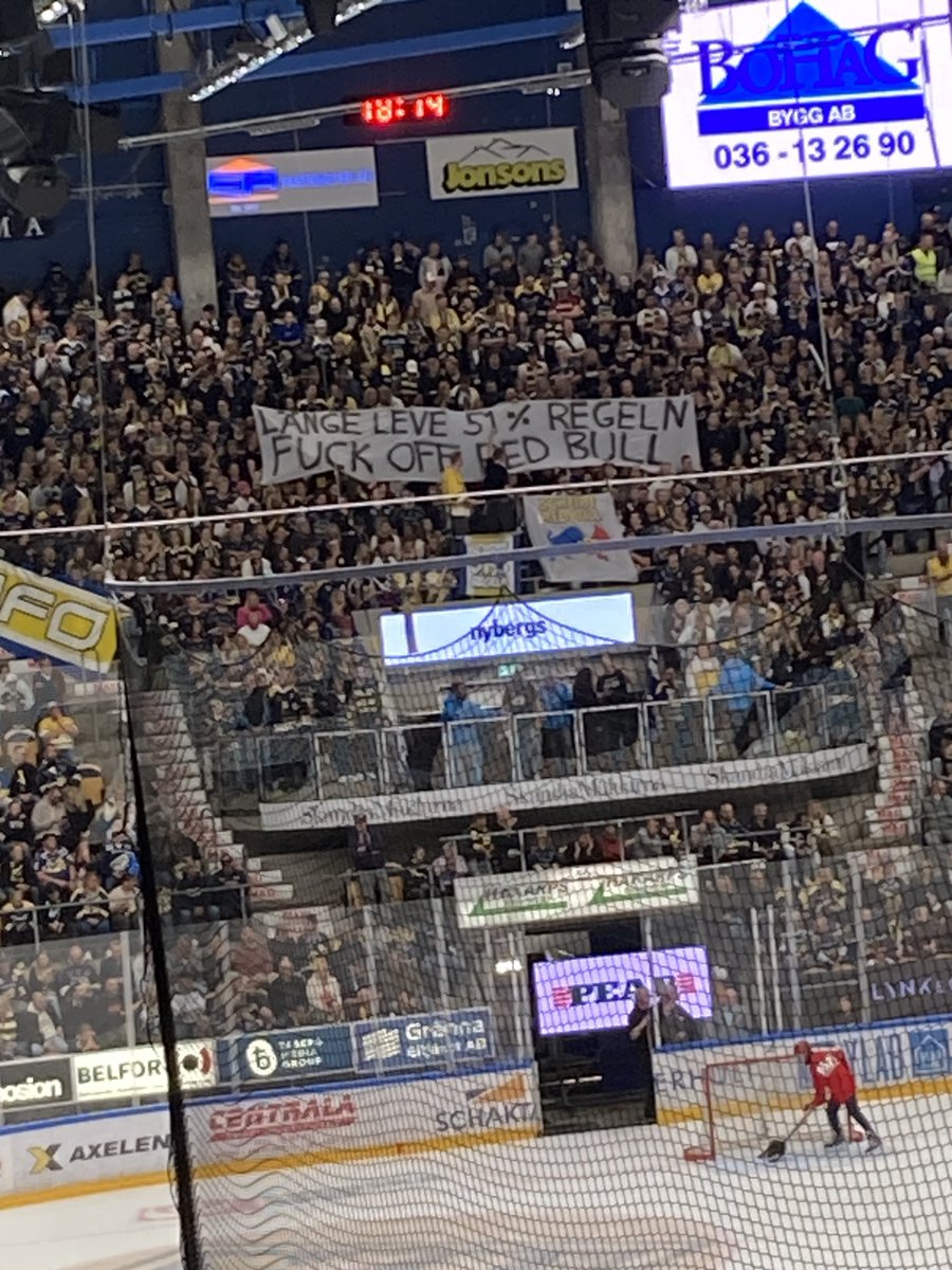 JPsporten's tweet photo. HV-fansen med ett tydligt budskap i riktning mot SHL:s och SDHL:s nya officiella partner. #HV71 #SHL https://t.co/QlnzknXDz8