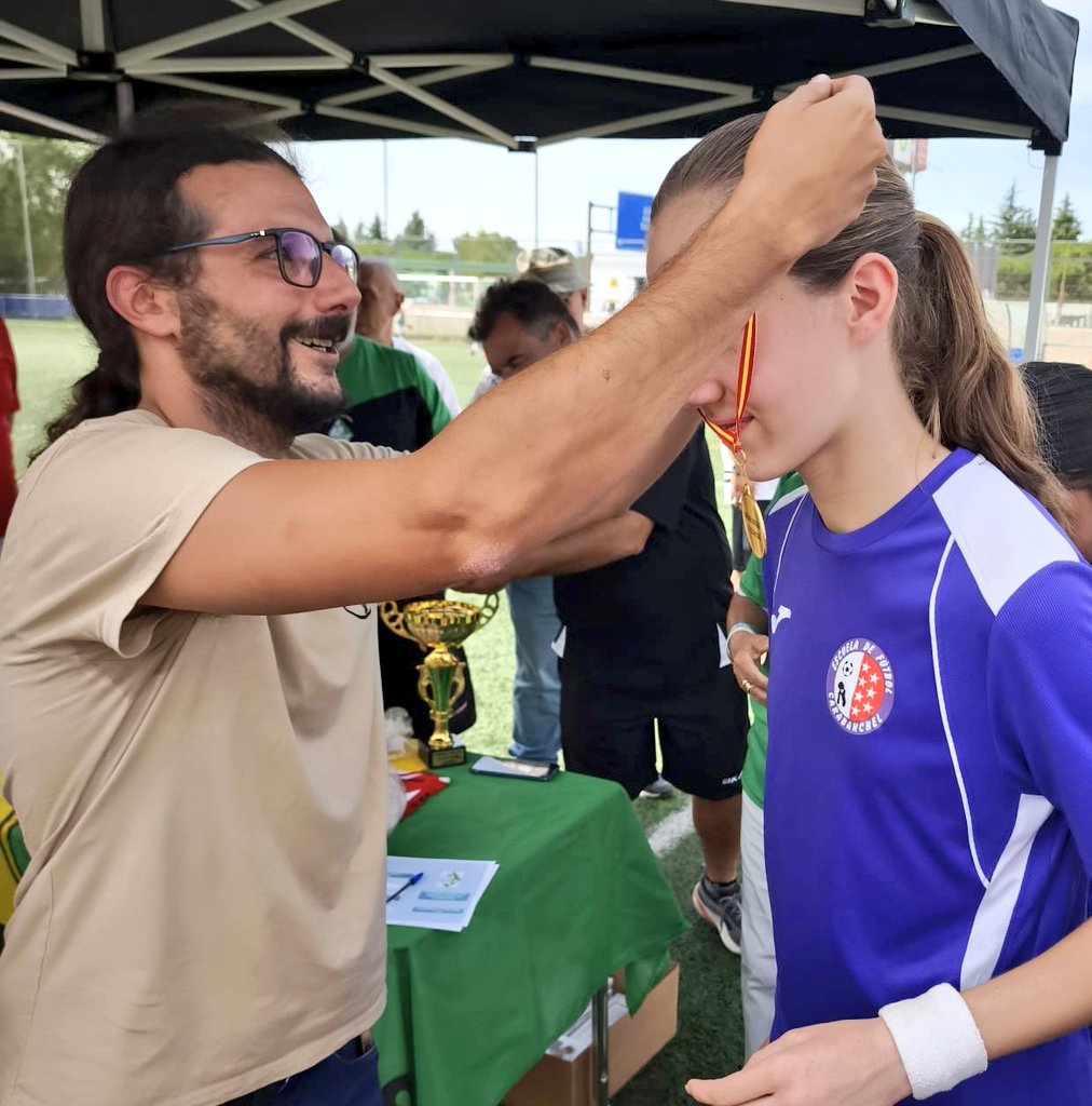 Gracias al <a href="/CDAlzola/">CD Alzola-Halcones</a> por invitarnos, un año más, al memorial Carlos Matallanas.

Compartiendo con todos los participantes, amigos y familiares de Carlos una bonita mañana de fútbol y compromiso.

Enhorabuena a todos los participantes y gracias por vuestra labor.

#Usera #Madrid