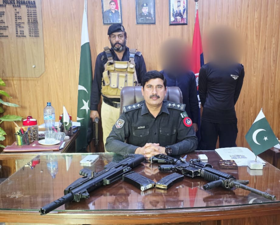 PeshawarCCPO's tweet image. تھانہ پہاڑی پورہ پولیس کی کاروائی، پرائیویٹ گنر کے خلاف کریک ڈاون کے دوران ملوث ملزمان گرفتار

کارروائی کے دوران پرائیویٹ گنرز کے قبضے سے اسلحہ 2 عدد رائفل، میگزینز اور متعدد کارتوس بھی برآمد کرلئے گئے ہیں۔

#PeshawarPolice #IllegalWeapons #Crackdown