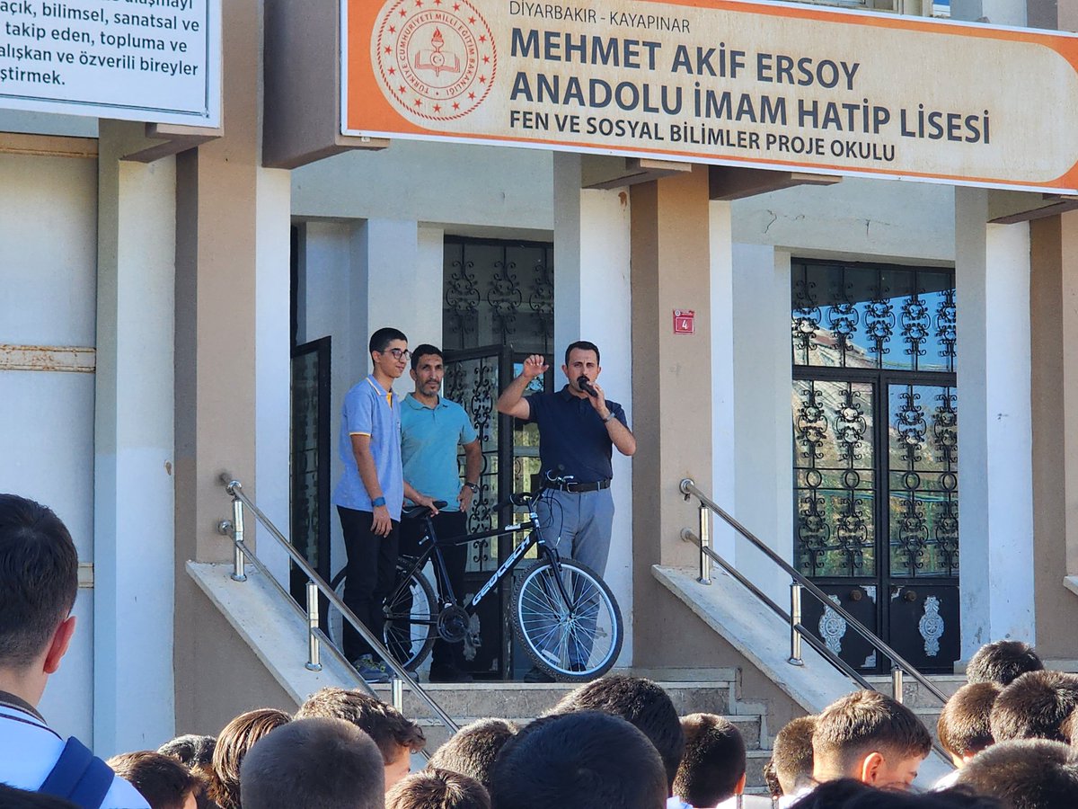 2024-2025 eğitim öğretim yılında LGS'de sadece 1 yanlış yapan öğrencimiz Ahyed Hulusi Öztürkçü'yü ödüllendirerek başarılarının devamını diledik. Yeni okulunda ve hayatında kendisine ve tüm öğrencilerimize muvaffakiyetler diliyoruz.