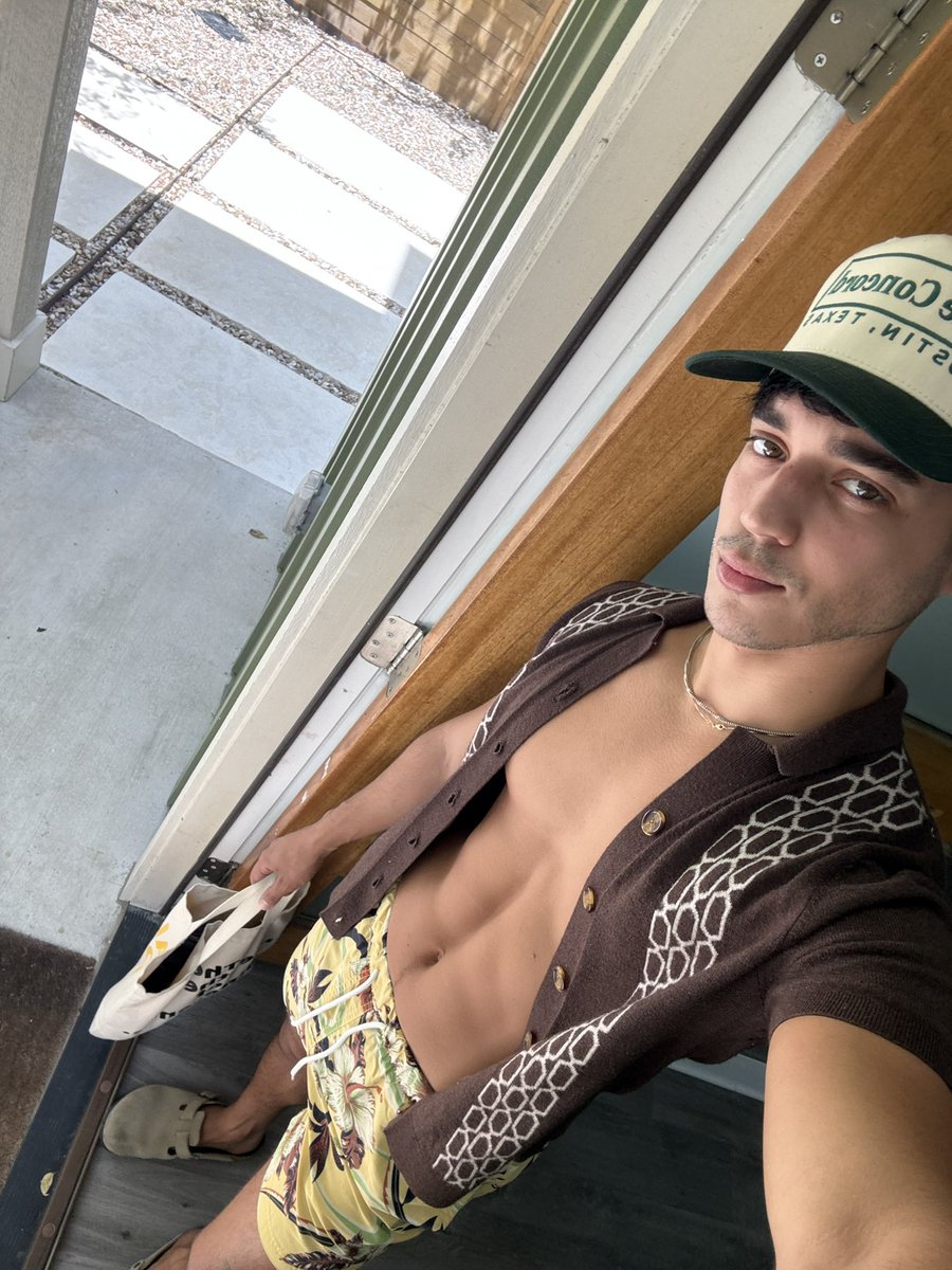cesarmunoz__'s tweet photo. pool time https://t.co/PPfU7NHdA4