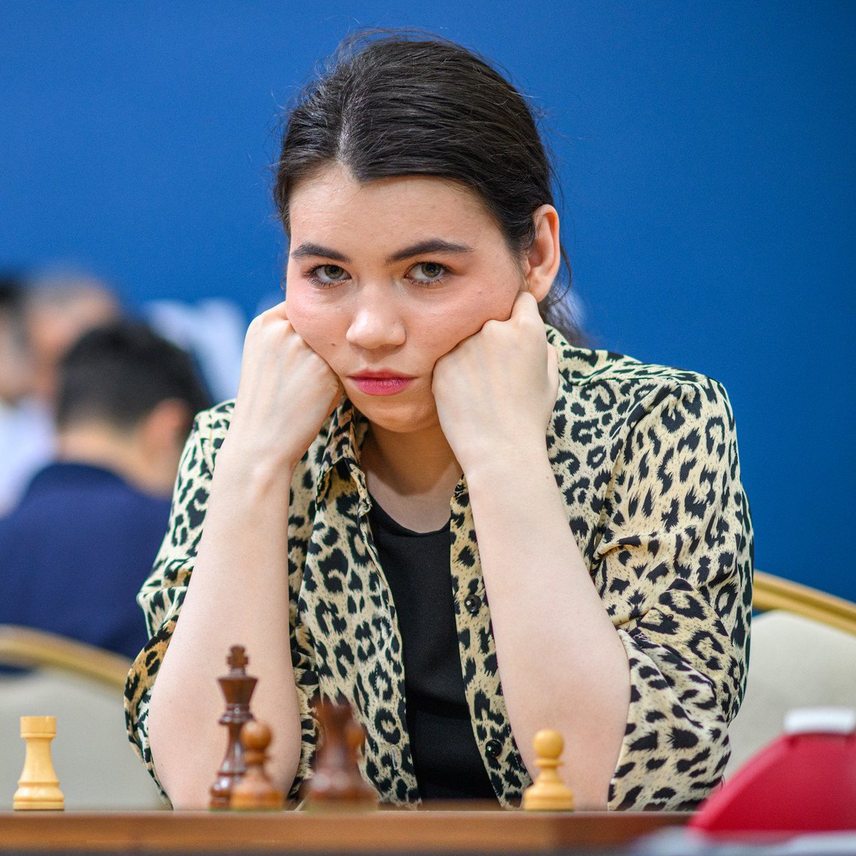 OnTheQueenside's tweet photo. GORYACHKINA'S REVENGE! 
Aleksandra Goryachkina scored her 3rd win of the Grand Swiss today to get back to even! 👏👏👏

She beat legend Boris Gelfand (2652) w/ Black (!) 30 months after he did the same! 😱

https://t.co/ENQTzpjC4n
📷: M Walusza
#chess #womeninchess #GrandSwiss https://t.co/WyLcHDPJhi