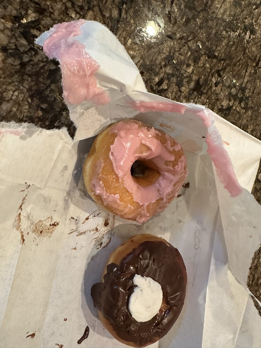 Hey <a href="/dunkindonuts/">Dunkin'</a> ! After serving billions of donuts, can you not package your donuts better?  
#tryharder