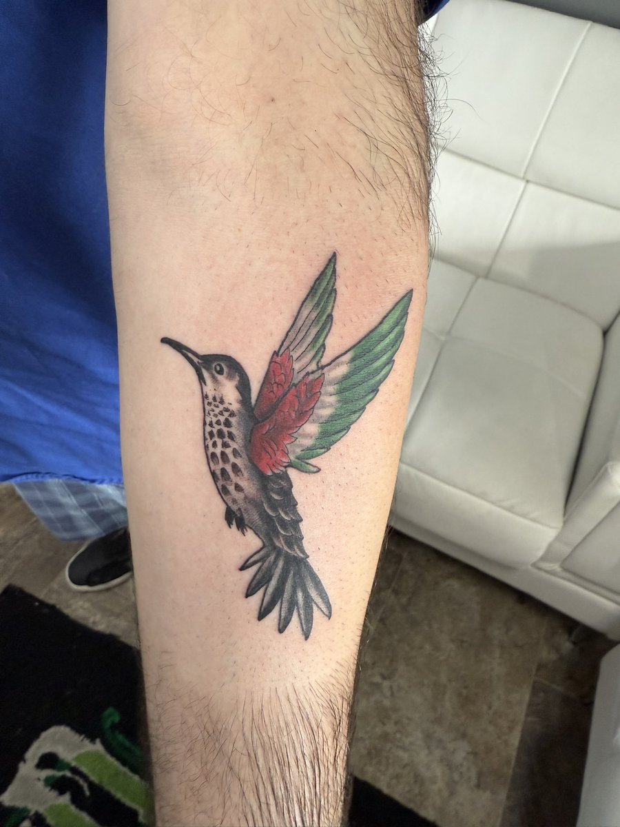 Scruffnfur89's tweet photo. I ❤️ it!!
#firstink #tatted #hummingbird #italian https://t.co/o7aQMKsvTY