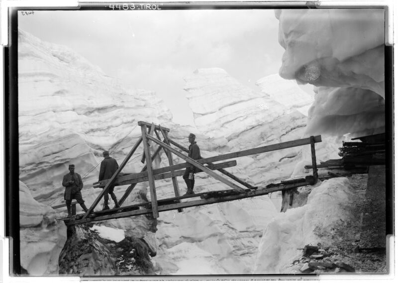 Sep 1917 An Austro-Hungarian photographer takes these photos deep in the Marmolada (Marmolata) Glacier. Austro-Hungarian soldiers hide from Italian fire in an “Ice City”. In these ice tunnels, soldiers had barracks, kitchens, hospitals and even chapels x.com/ThisDayInWWI/s…