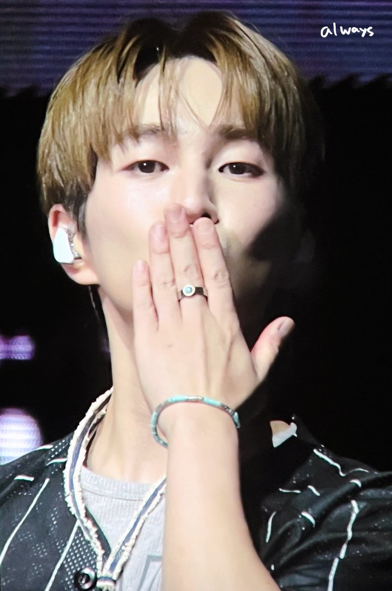 always___1214's tweet photo. 1년전... 1년후... 🥺 https://t.co/B7a4ODPJBd