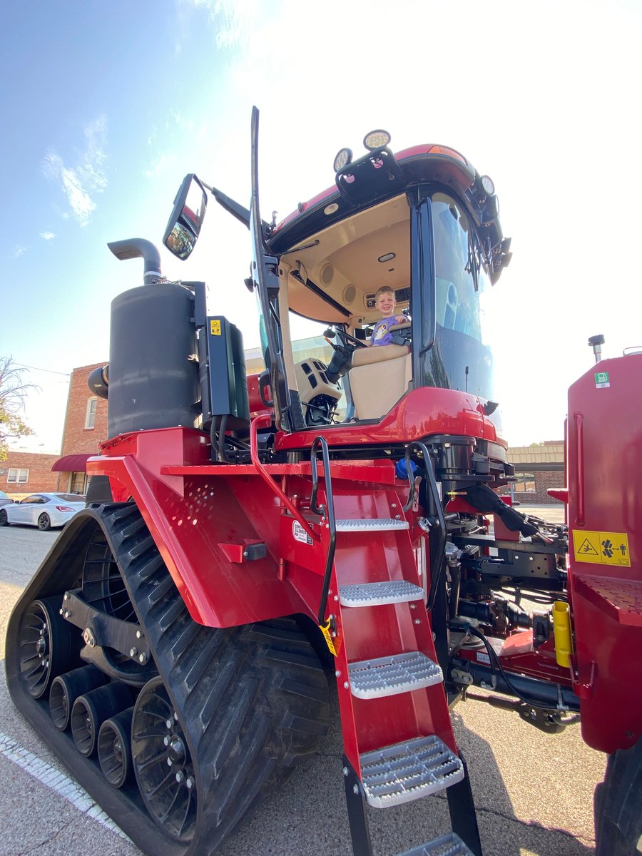 Big smiles and lots of fun today climbing in large equipment and exploring the machines! 🚜 

Kiddos are enjoying the Touch-a-Truck event in Lincoln, going on right now until 1pm! Stop downtown and climb in a Case IH Quadtrac!!