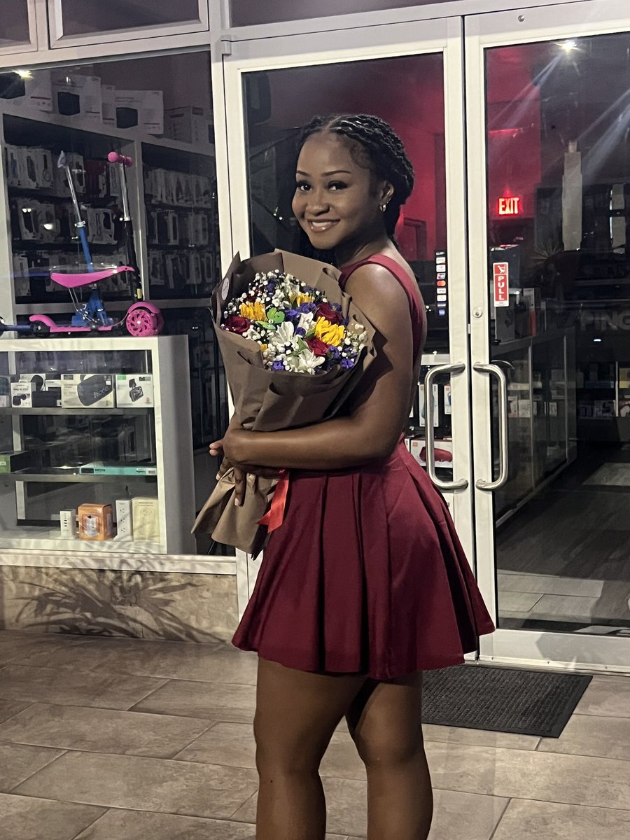 antoowalker's tweet photo. A girl and her flowers 🤍 https://t.co/BqQ5S4Kf3G