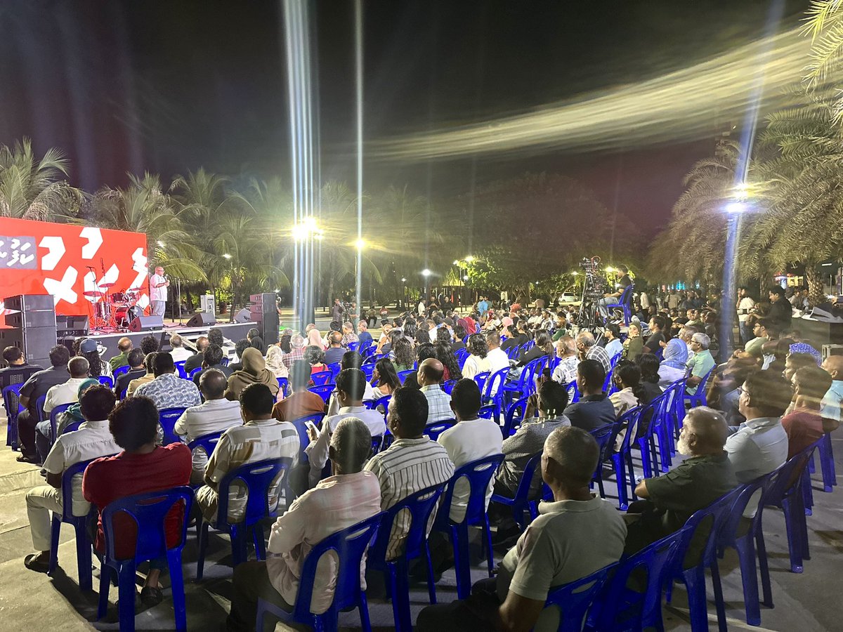 charly_thuthu's tweet photo. ހިޔާލާއި ފިކުރަކު ތަޅެެއް ނޭޅުވޭނެ.

ރައްޔިތުން ނިކުމެއްޖެ. ދެންވާނީ ގި��ަ.

#Vakkanforuvaabill 
#ctrlbillbeyrukurey #CTRLehNukureveyne https://t.co/ZFS2o61Nq7