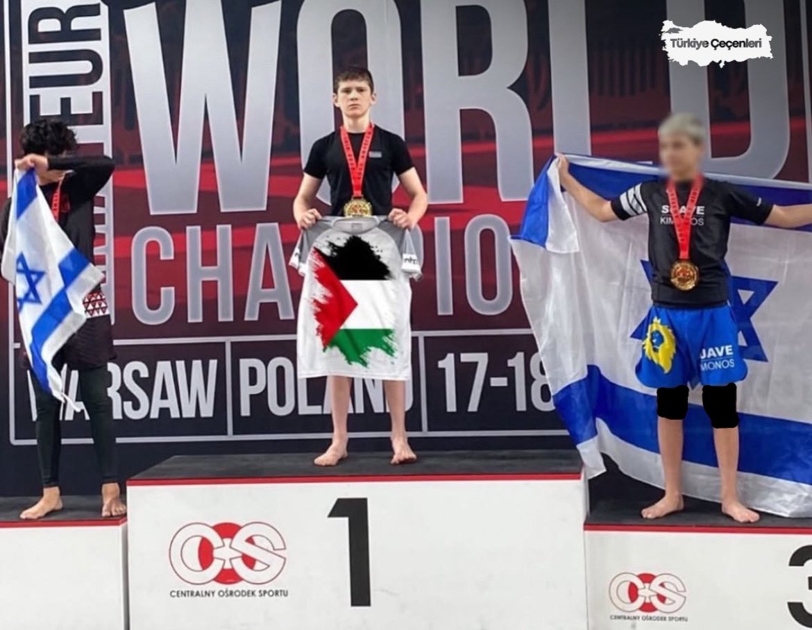 🏆 🇵🇸 Dünya Grappling Şampiyonasında birinci olan Çeçenistan’lı genç İstamul Taysumov, madalya töreninde rakiplerinin İsrail bayrağı açtığını görünce birincilik kürsüsünde Filistin bayrağını kaldırdı.