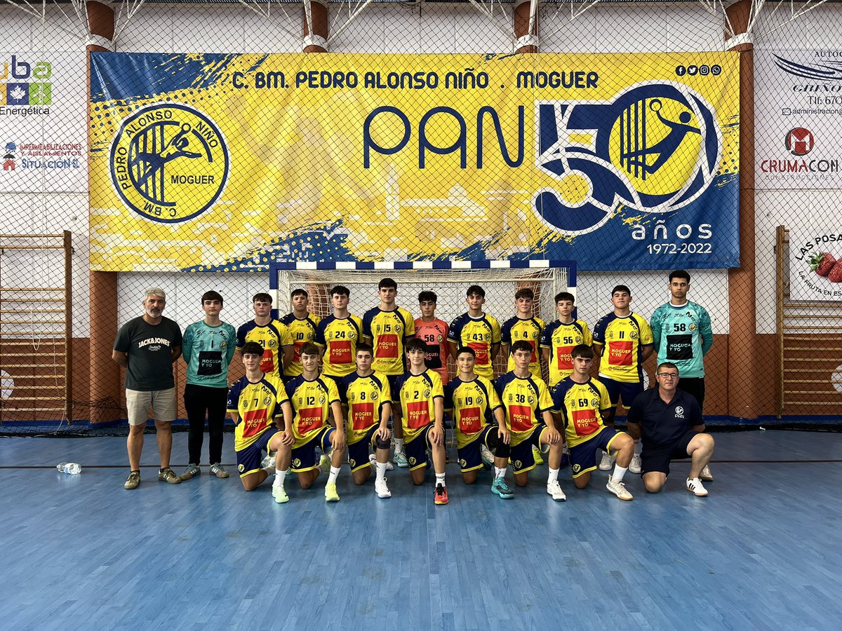 💛💙 Nuestros juveniles han logrado una victoria ajustada en su primer partido de pretemporada.

Un encuentro que sirve como primer paso en el trabajo y las ganas de este equipo para afrontar lo que viene. 💪🤾‍♂️ #EscuelaPAN